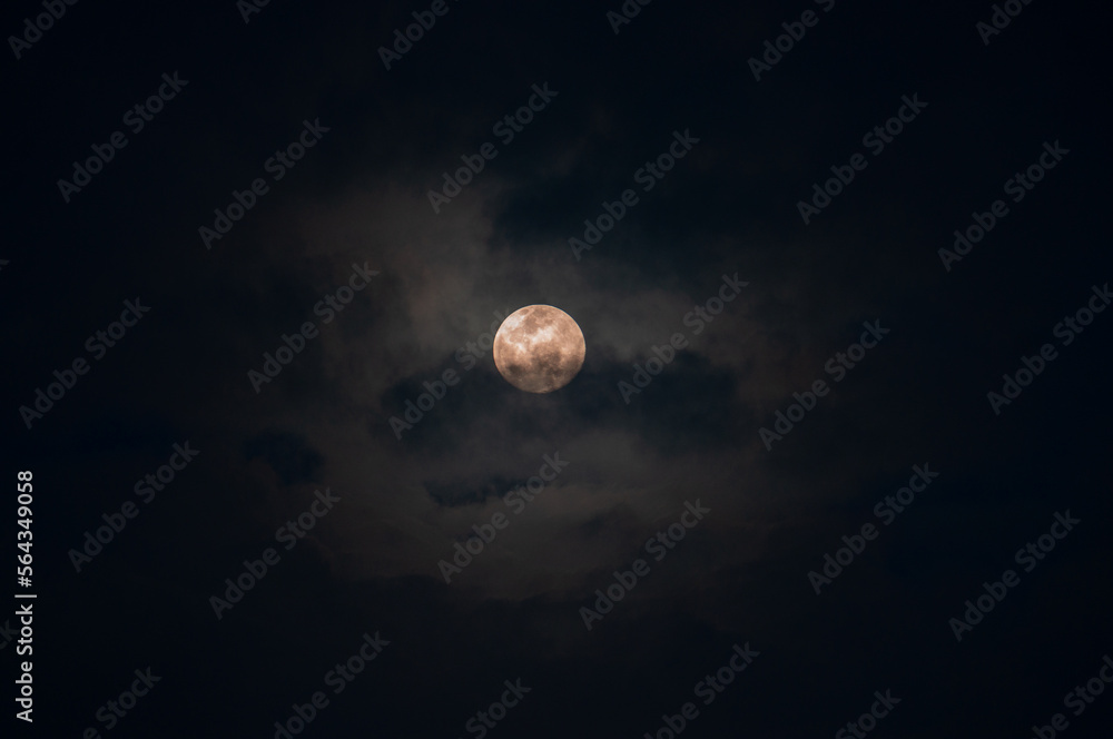 Full moon. There were fog and clouds in front of me. Full moon. There were fog and clouds in front of me.