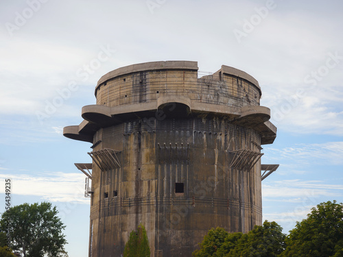 Fotografiet Antiaircraft tower of Luftwaffe in Vienna is large ground-based concrete blockhouses armed with air defense, used by Luftwaffe during Second World War from air bombardments by anti-Hitler coalition