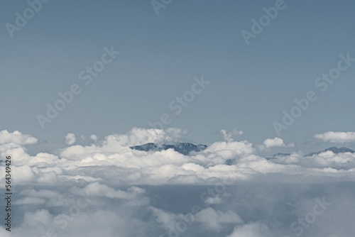 Panorama na Tatry ze szczytu Krywań wśród i ponad chmurami