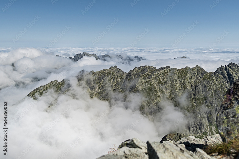 Panorama na  Tatry ze szczytu Krywań wśród i ponad chmurami - obrazy, fototapety, plakaty 