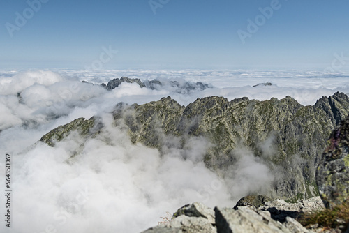 Panorama na Tatry ze szczytu Krywań wśród i ponad chmurami