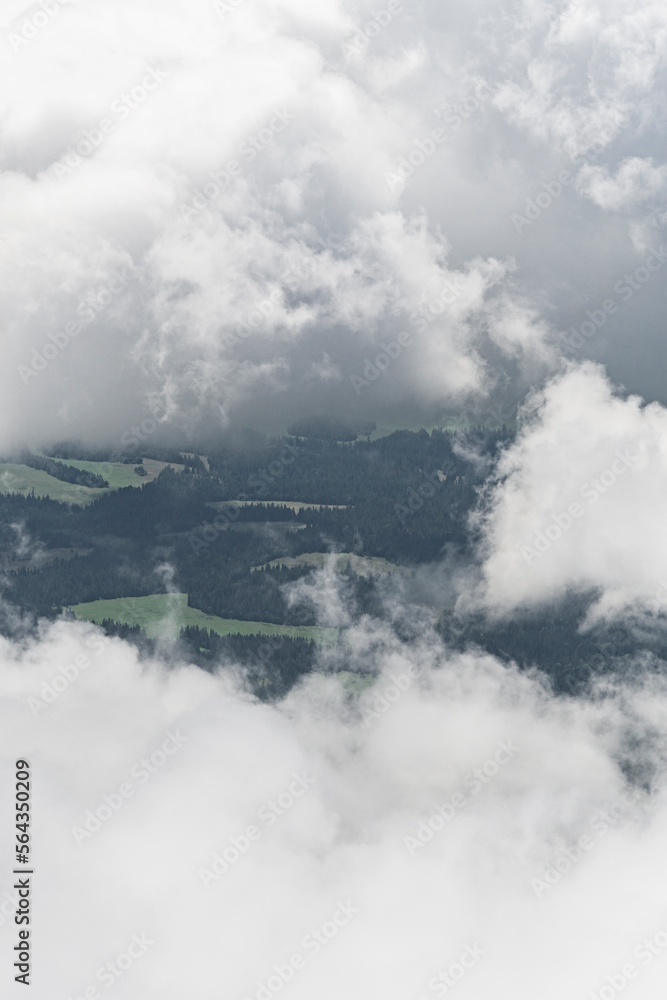 Widok z Tatr Słowackich na góry i chmury ze szczytu Krywań.  - obrazy, fototapety, plakaty 