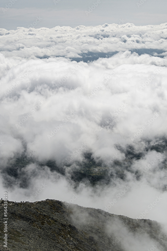 Widok z Tatr Słowackich na góry i chmury ze szczytu Krywań