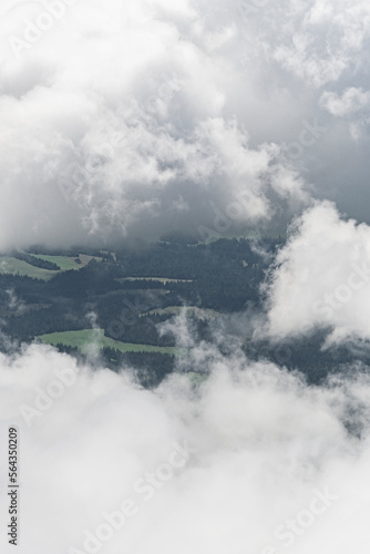 Widok z Tatr Słowackich na góry i chmury ze szczytu Krywań. 