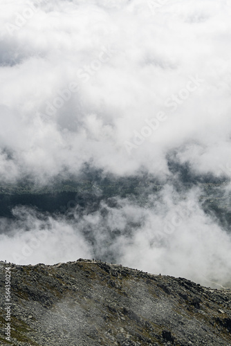 Widok z Tatr Słowackich na góry i chmury ze szczytu Krywań
