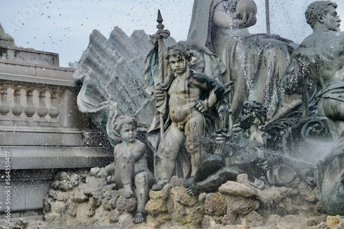 Monument des girondins Bordeaux. Trois enfants dont l'un qui représente le service militaire (drapeau)