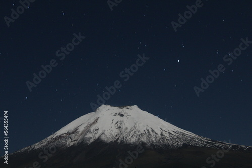Un volcan grande e imponente en la noche con un cielo estrellado.  © RonaldFabrcio