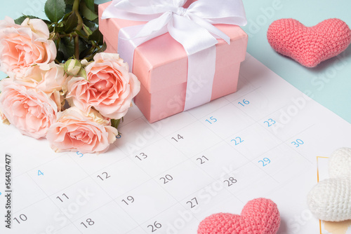 Fototapeta Naklejka Na Ścianę i Meble -  Calendar with the date of Valentine's day with roses and a gift