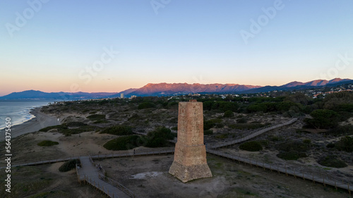 amanecer en la playa de Cabopino y las dunas de Artola junto a torre ladrones, Marbella