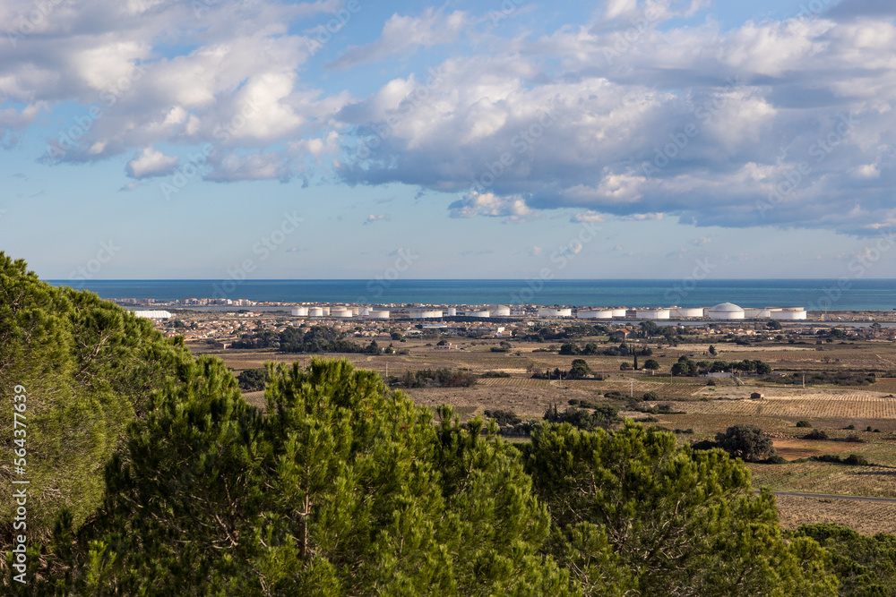 Vue sur le dépôt de carburants de Frontignan, au bord de la mer Méditerranée, depuis le massif de la Gardiole