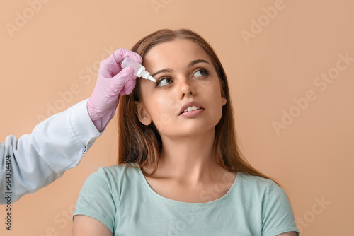 Ophthalmologist putting dro...