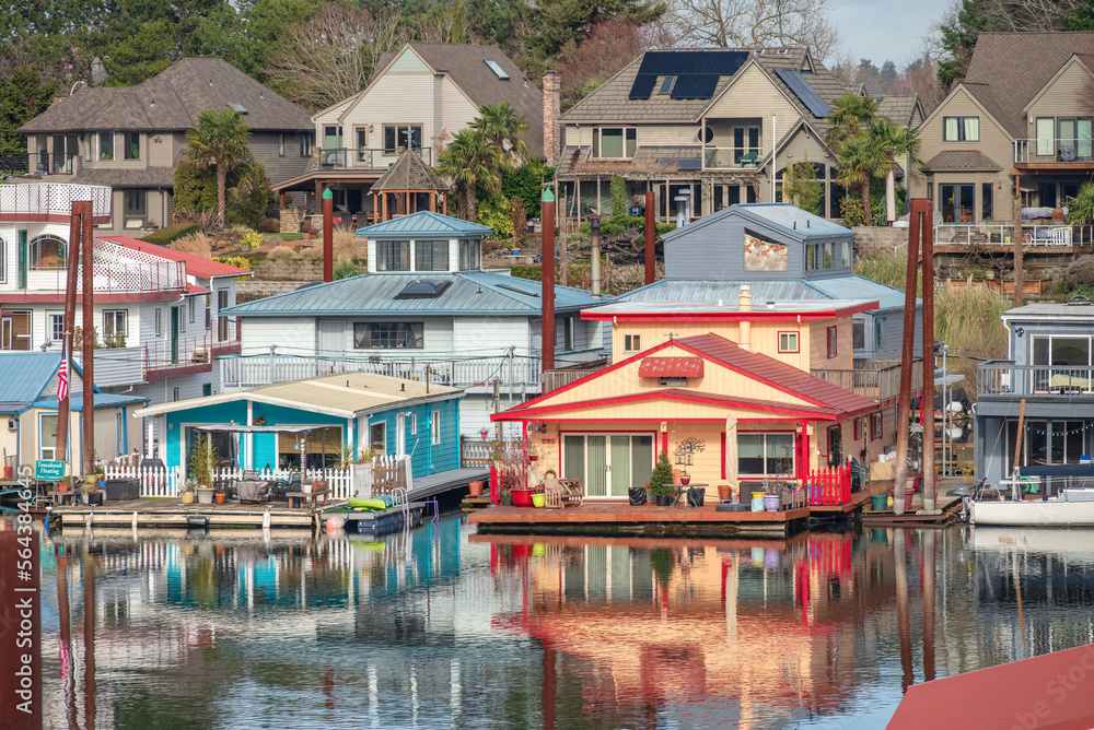 Obraz premium Floating houses and a marina community Portland Oregon.
