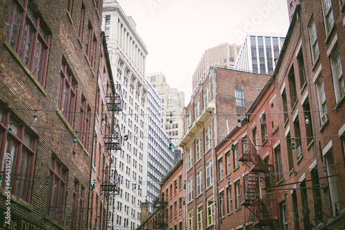 Old and new buildings in downtown New York City © Naomichi