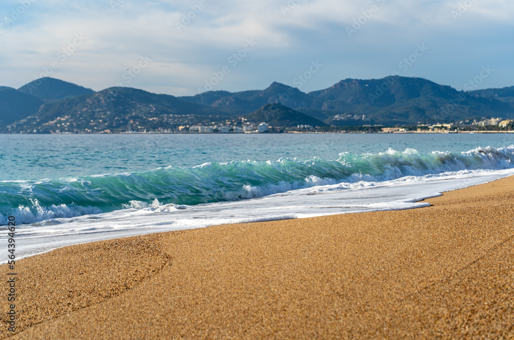 Obraz premium Sea Waves on Sandy Beach Texture Background, Transparent Ocean Water, Blue Sky, Sunny Shore
