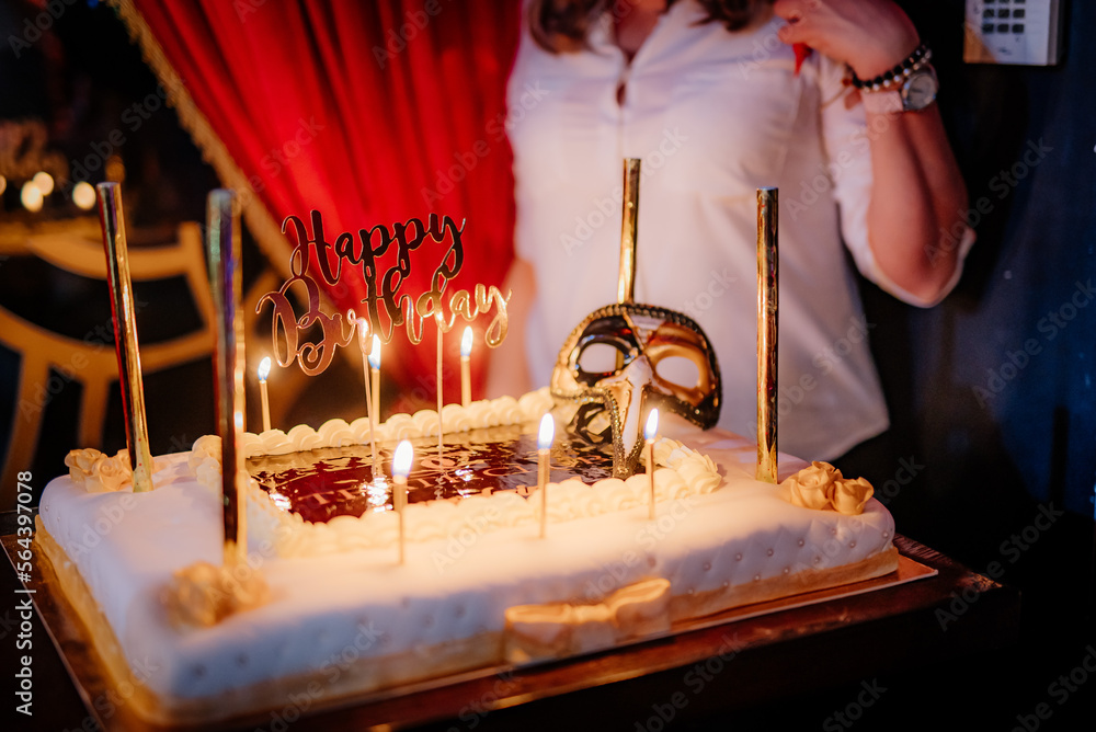 Stylowy tort urodzinowy ze świecami - obrazy, fototapety, plakaty 