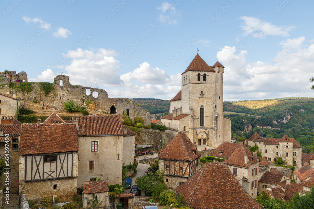 Saint-Cirq-Lapopie, plus beau village en France, région Occitane. Village perché sur une falaise surplombant un méandre du Lot.