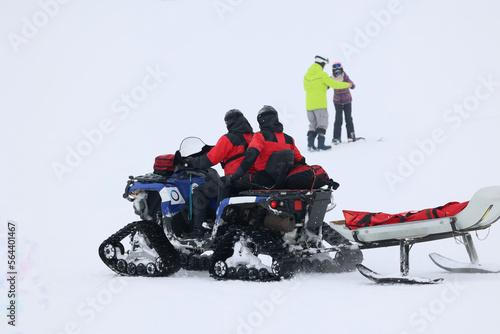  Ratownik górski jedzie z pomocą do wypadku narciarza w górach.  GOPR photo