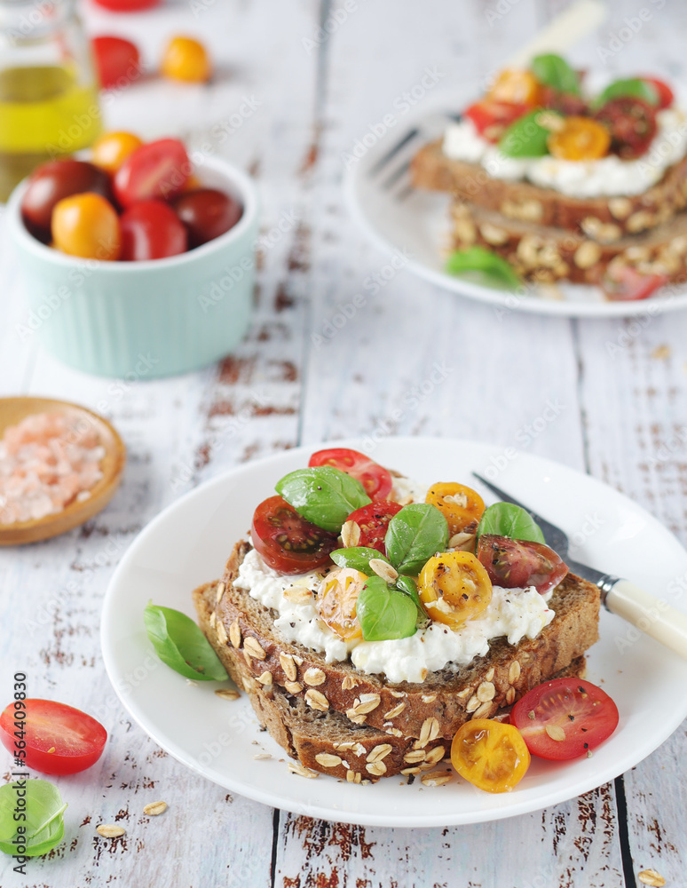 Sandwiches with cherry tomatoes and cottage cheese