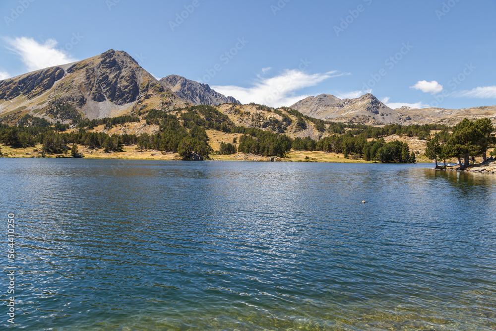 Randonnée au lac des Camporells en été dans la région naturelle du Capcir, dans les Pyrénées-Orientales, France