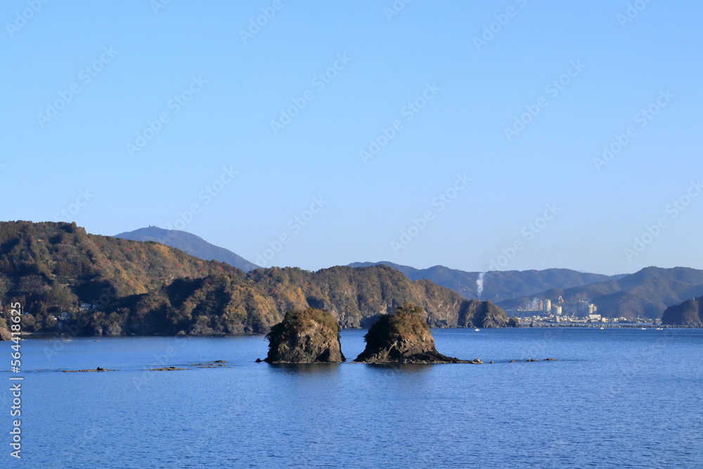 安和海岸沖に並ぶ双子島 冬 (高知県 須崎市) 安和海岸沖に並ぶ双子島 冬 (高知県 須崎市)
