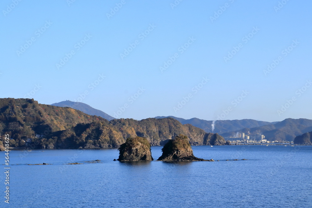 安和海岸沖に並ぶ双子島　冬　（高知県　須崎市）