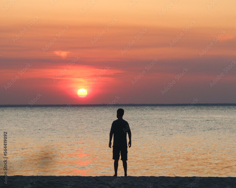 Silhueta de homem no Por do sol na beira do rio Tapajós, em belterra, Pará, próximo de Alter do chão