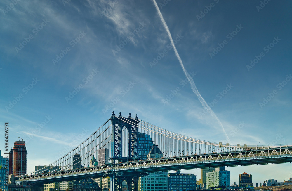 Naklejka premium Manhattan Bridge Under Nice Sky