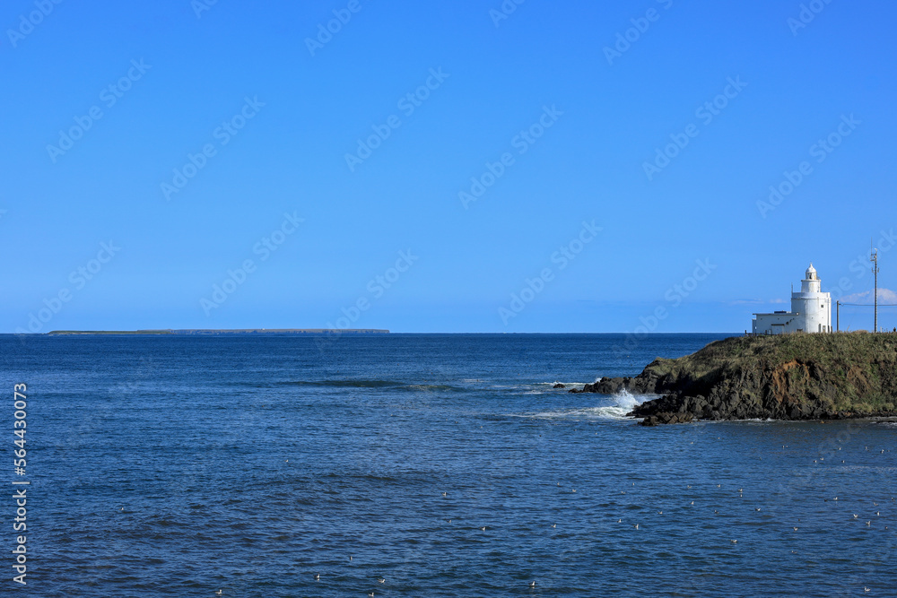 納沙布岬灯台と歯舞群島
