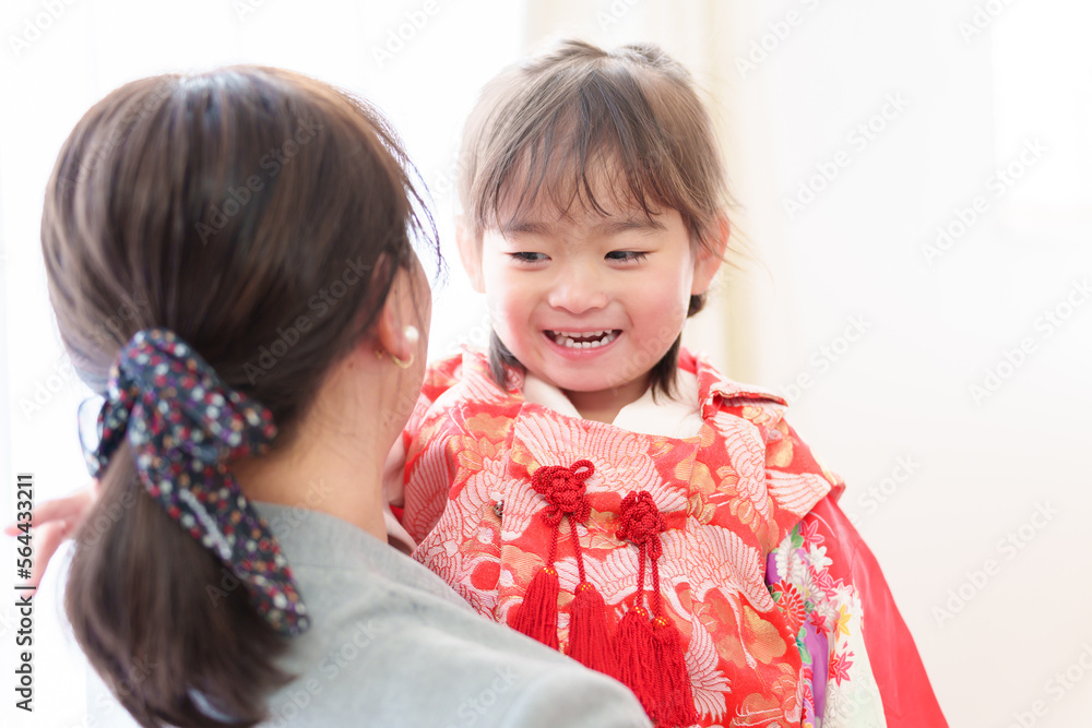 七五三の着物を着た女の子を抱きしめるお母さん 七五三の着物を着た女の子を抱きしめるお母さん