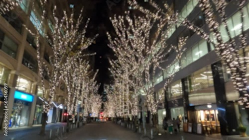 イルミネーションが輝く丸の内をドライブ