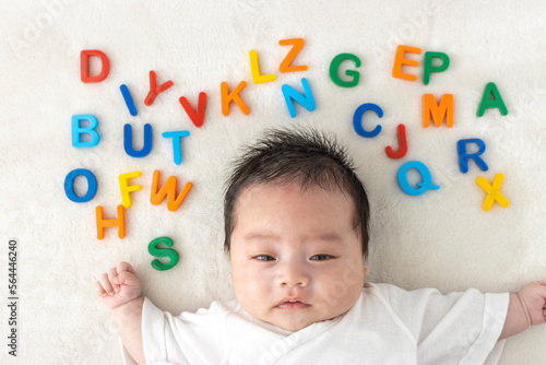 起きている赤ちゃんと玩具のアルファベット（0歳1か月、日本人、男の子） photo