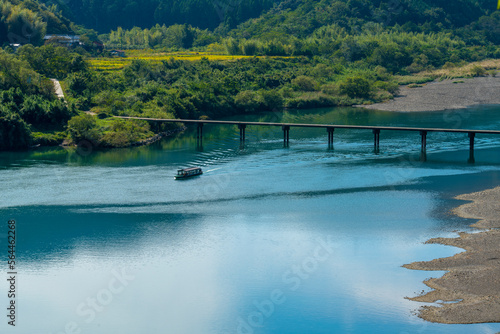 屋形船と四万十川の流れ