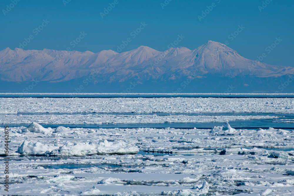 流氷と知床連峰 流氷と知床連峰