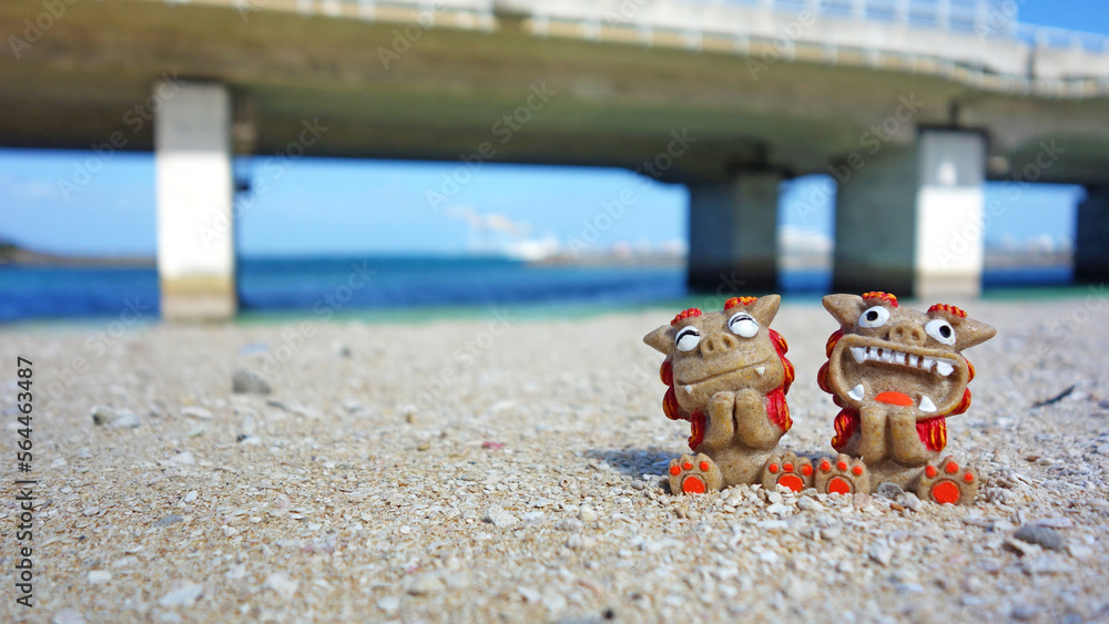 Obraz premium 沖縄の海とシーサー