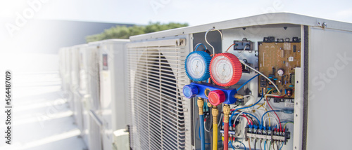 фотографія Air conditioning, HVAC service technician using gauges to check refrigerant and add refrigerant