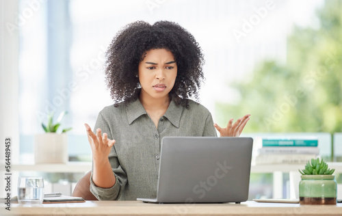 Foto Laptop, glitch and frustrated with a business black woman looking upset or annoyed while working in her office
