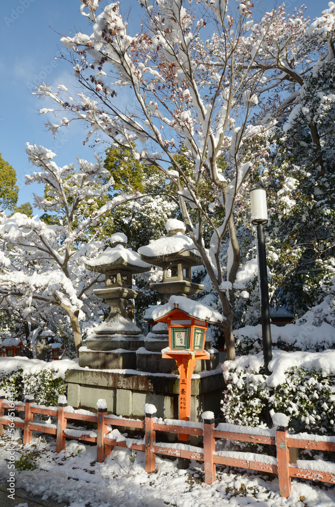 冬の八坂神社　境内の雪景色　京都市東山区祇園町