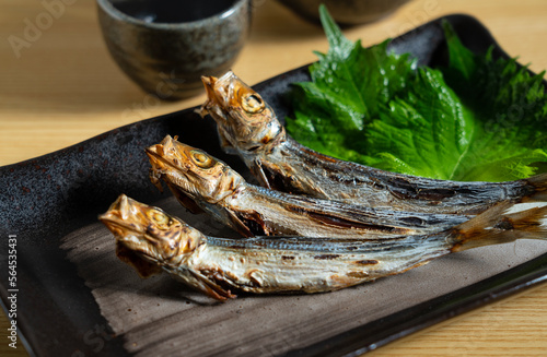 Grilled urume sardine placed on the table. A side dish of sake.