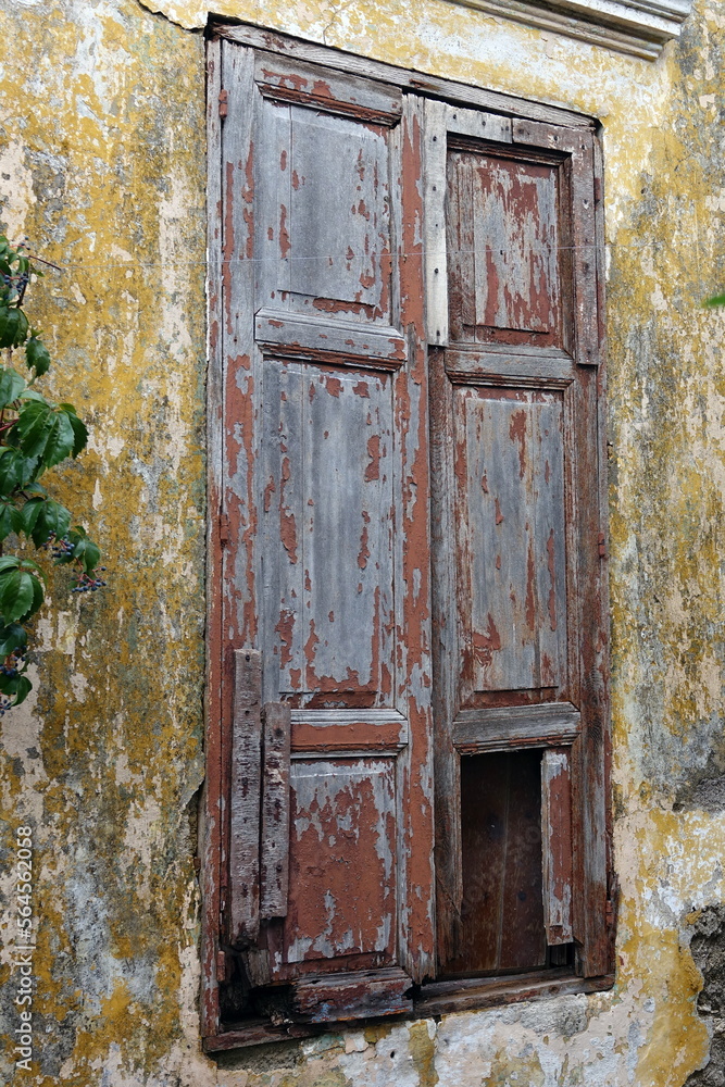 Fenster eines Hauses in Koskinou, Rhodos