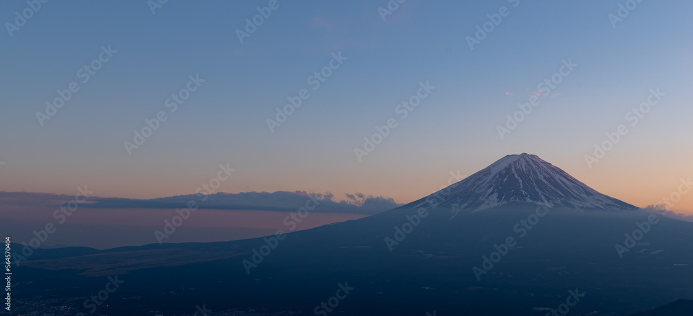 夕暮れの富士山　新道峠