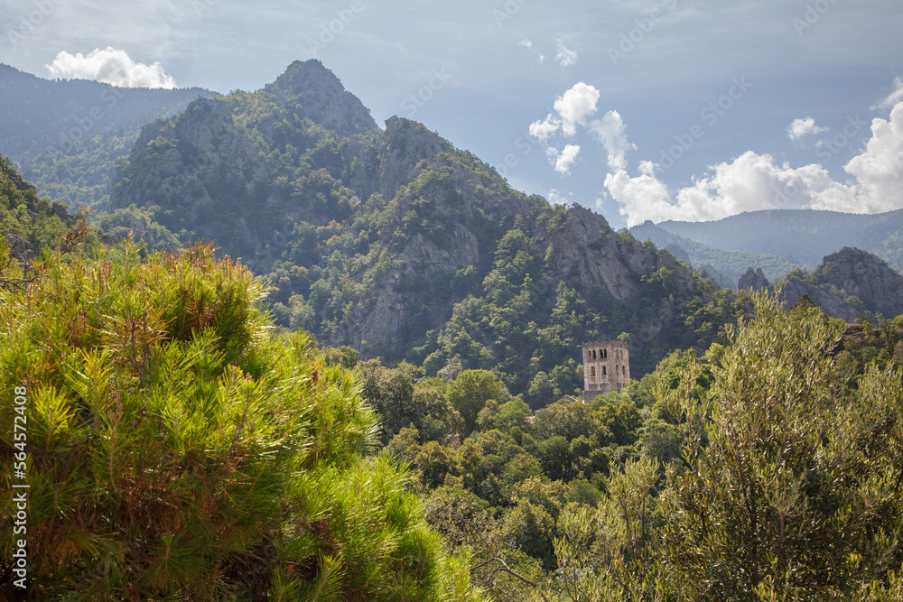 Abbaye Saint-Martin de Canigou perchée sur un piton rocheux au coeur du massif du Canigou dans les Pyrénées-Orientales, France