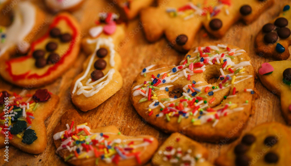 Butterplätzchen, mit bunten Streuseln und Nüssen dekoriert Stock Photo ...