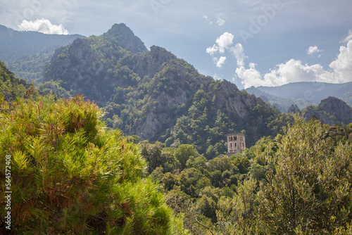 Abbaye Saint-Martin de Canigou perchée sur un piton rocheux au coeur du massif du Canigou dans les Pyrénées-Orientales, France