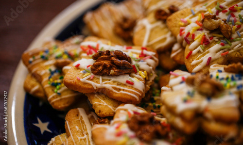 Butterplätzchen, mit bunten Streuseln und Nüssen dekoriert