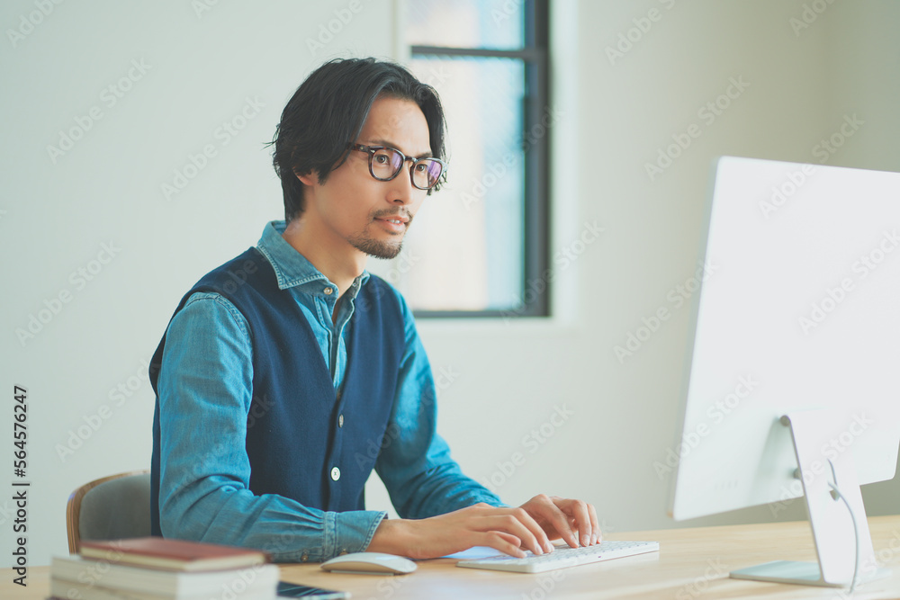 リモートワークで作業をするハイクラスの男性