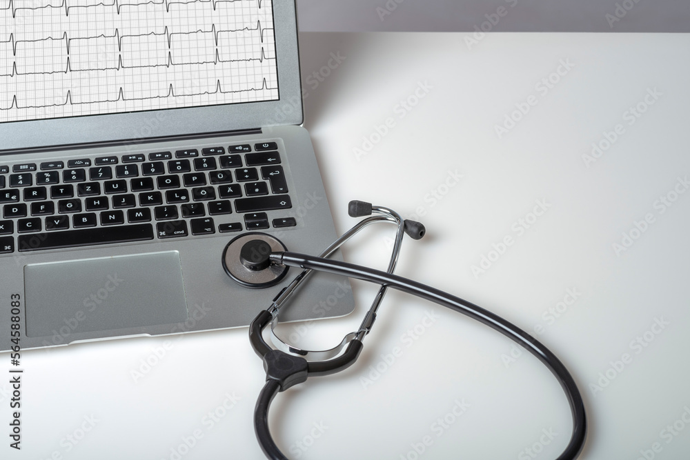 Stethoskop und Laptop