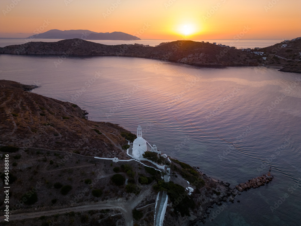 Kościół na wyspie Ios Grecja cyklady z drona - obrazy, fototapety, plakaty 