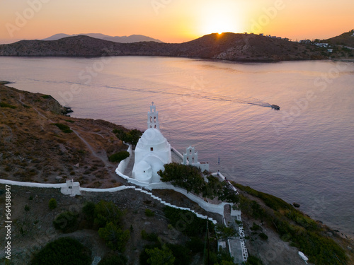 Fototapeta Naklejka Na Ścianę i Meble -  Kościół na wyspie Ios Grecja cyklady z drona