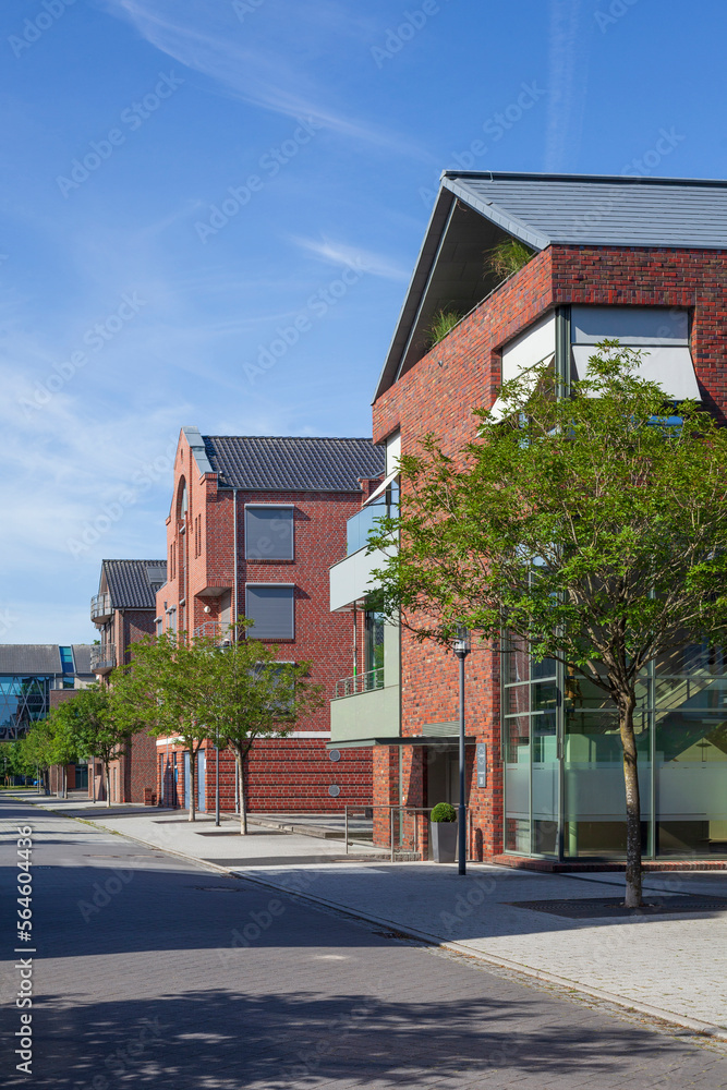 Moderne Wohngebäude aus Backstein im Nesseviertel, Leer, Niedersachsen, Deutschland Moderne Wohngebäude aus Backstein im Nesseviertel, Leer, Niedersachsen, Deutschland