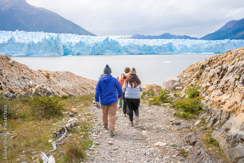 Fototapeta premium Un grupo de personas se están dirigiendo hacia el glaciar Perito Moreno para realizar el mini trekking. 